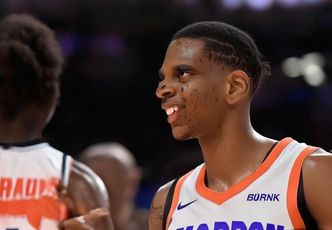 杰伦·布朗的冠军印记：从发际线看篮球场上的自信哲学